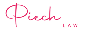 Das Logo von Piech.Law in Rosa und Weiß. Das Logo ist teils handschriftlich, teils kantige Großbuchstaben mit eine Strich darunter. Darunter befinden sich die Worte Rechtsanwalt Mag. Norbert Piech.